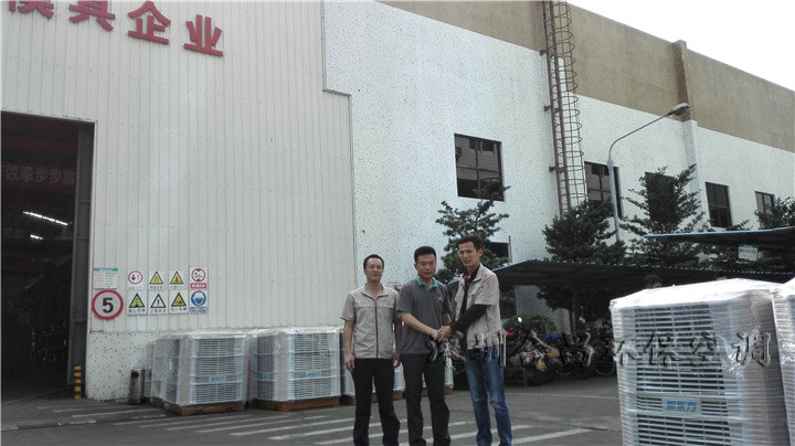 潤東方環(huán)?？照{(diào)工程師與科龍模具領導合影